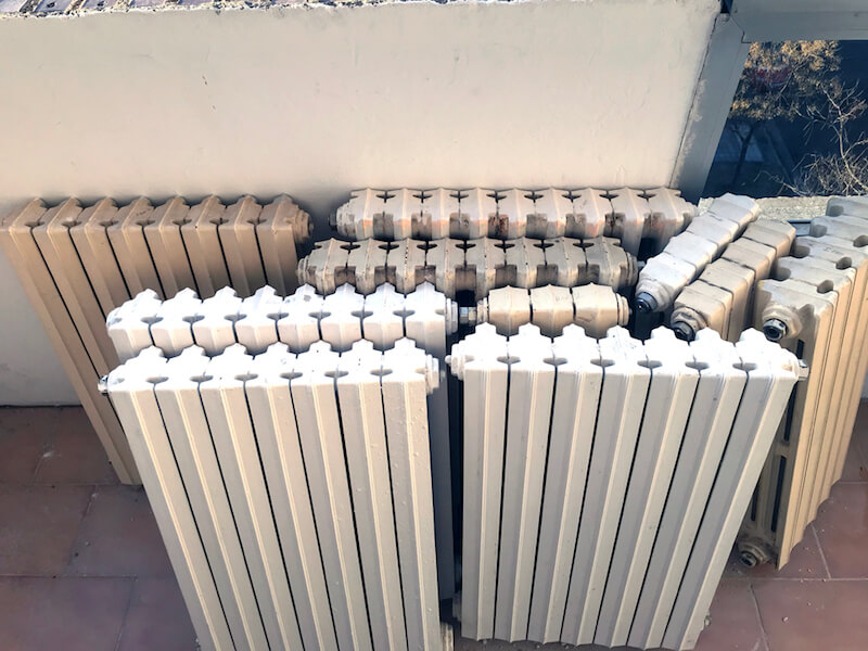 Before and after renovating the iron radiators with spray paint Pintyplus
