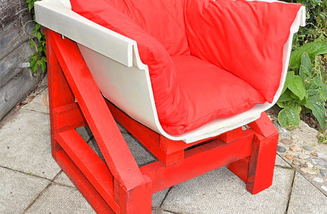 Step by step tutorial for amazing upcycled bath tub chair made using an old bath, a pallet, cushions and spray paint.