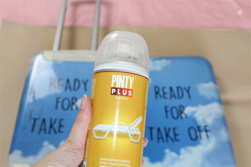 How to paint a plastic suitcase in five steps with Pintyplus Pintyplus