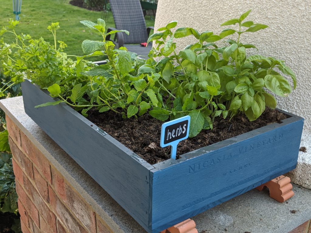 How to make a wooden planter for the garden - Pintyplus