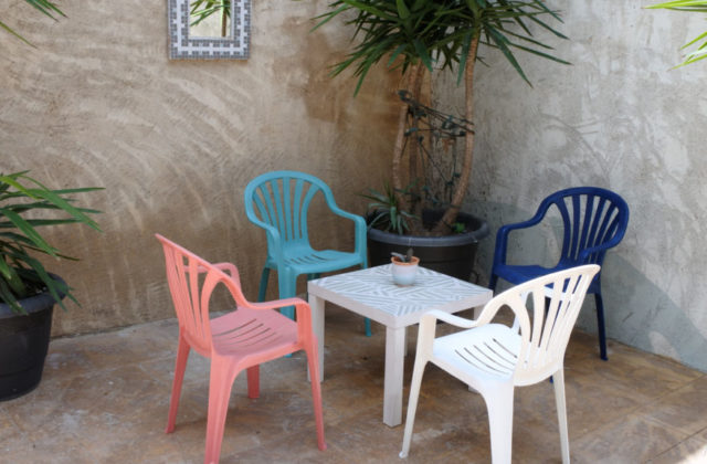 how to paint plastic garden chairs